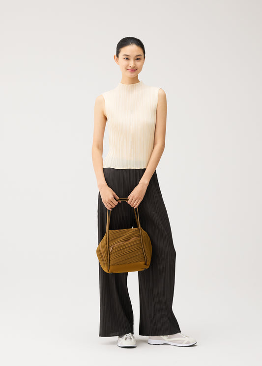 BIAS PLEATS BAG、バッグ&財布_ハンドバッグ、着用画像1