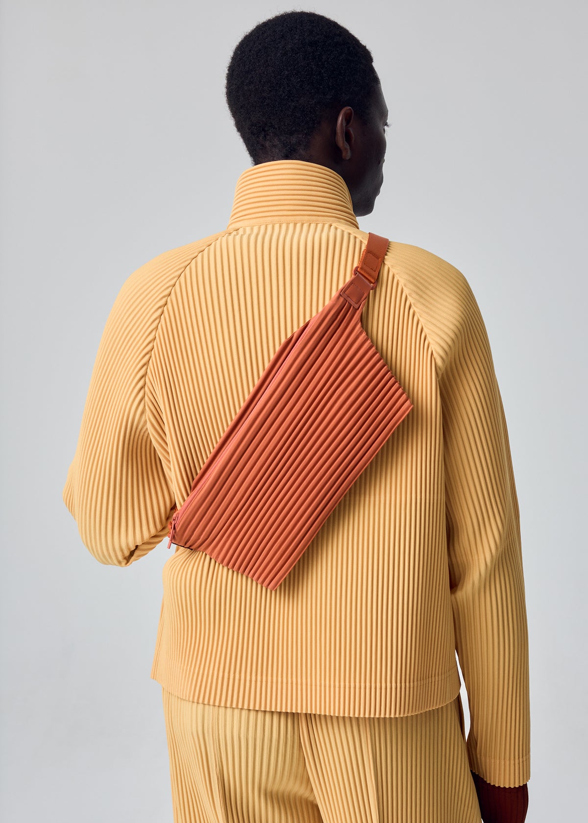 PLEATS SLIM BAG、バッグ&財布_ショルダーバッグ、着用画像1