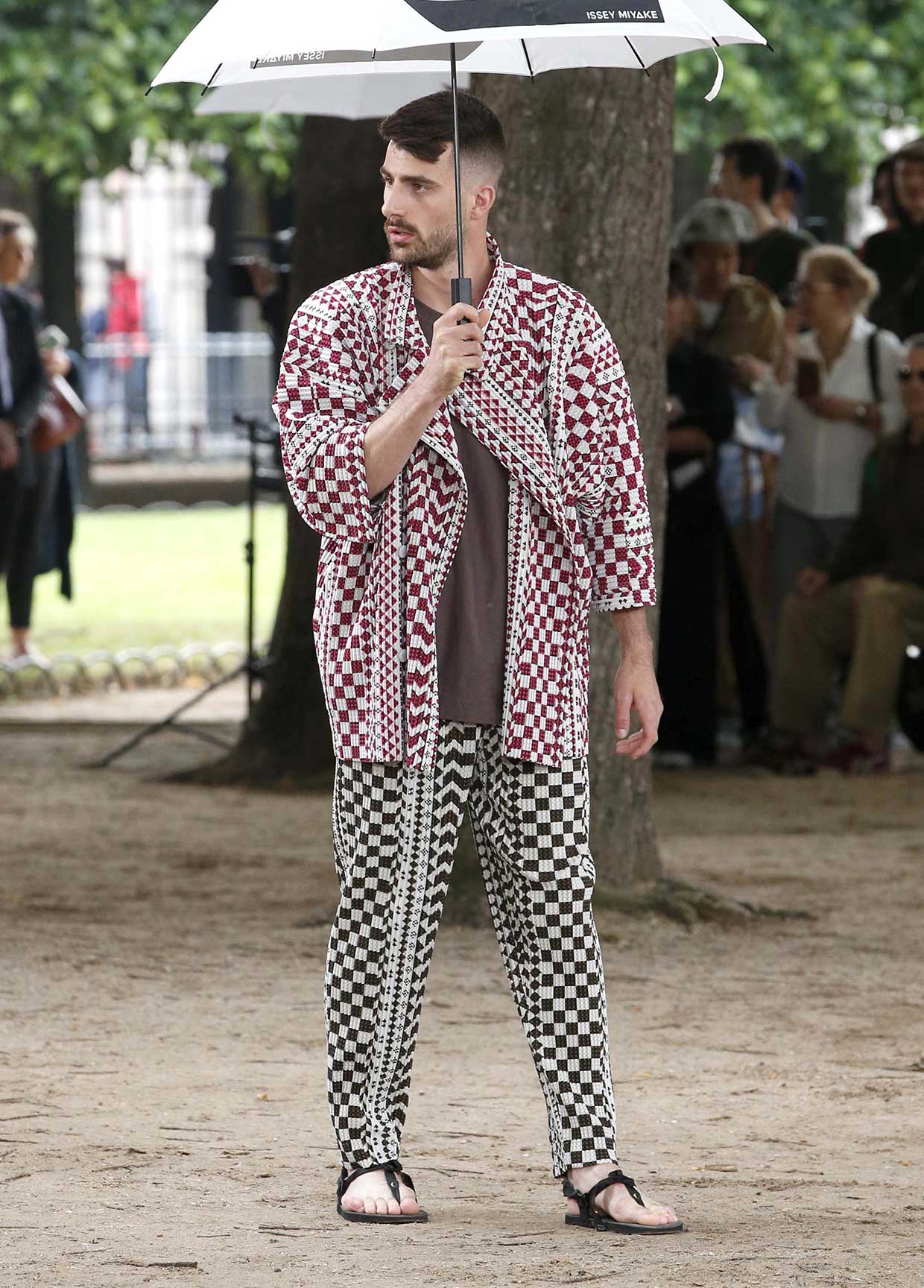 HOMME PLISSÉ ISSEY MIYAKE SPRING SUMMER 2020 コレクション 31