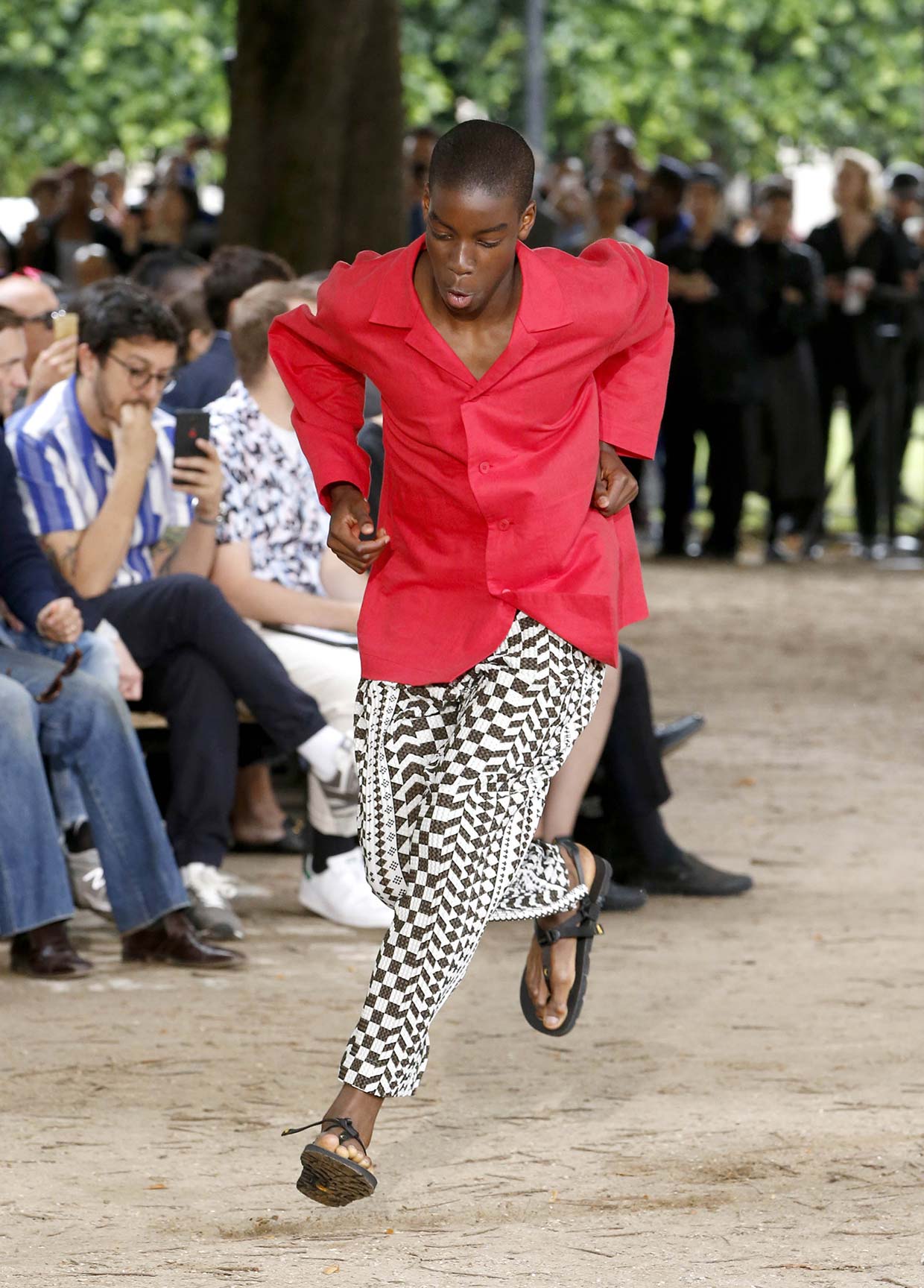 HOMME PLISSÉ ISSEY MIYAKE SPRING SUMMER 2020 コレクション 32