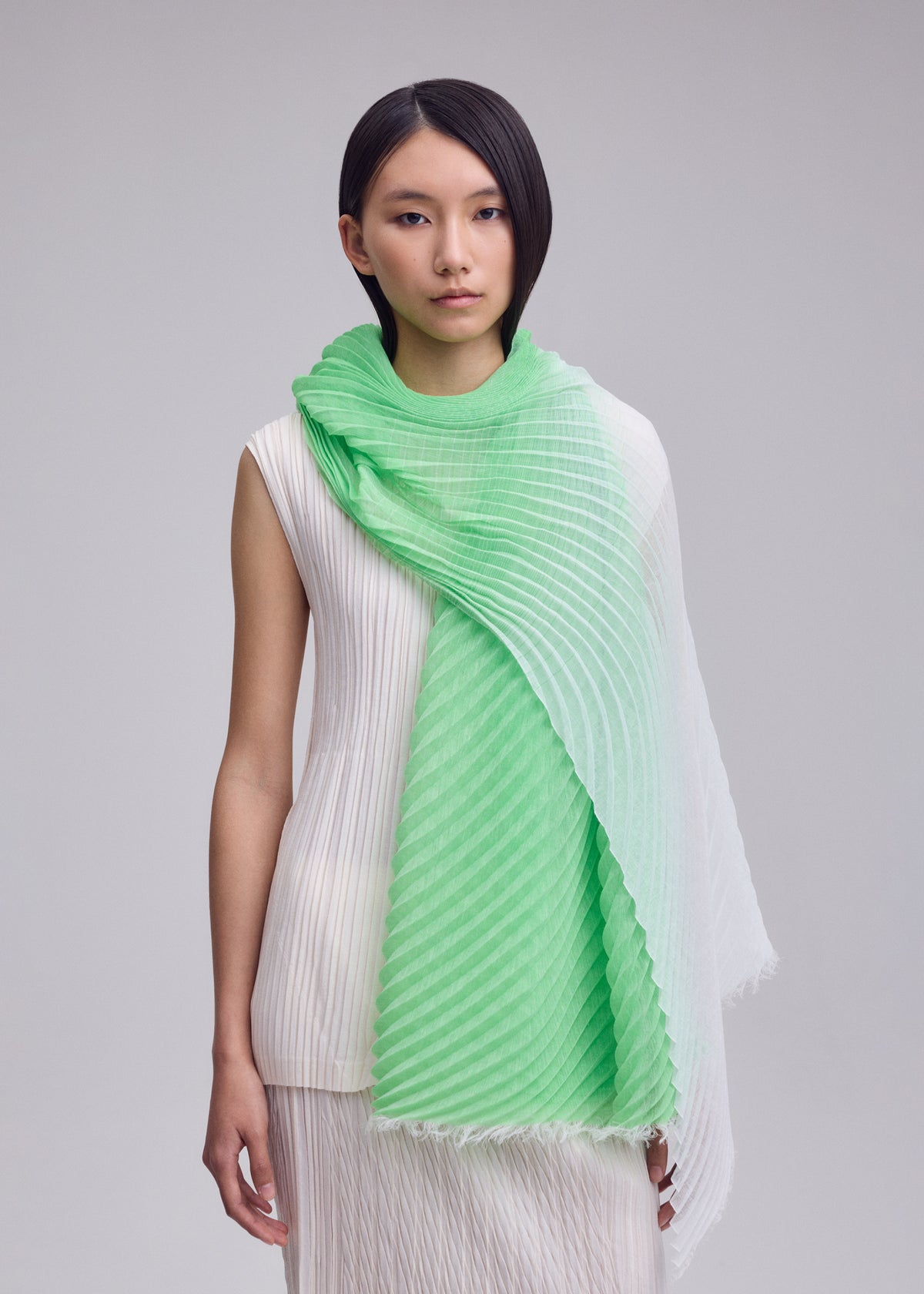GRADATION RAMIE PLEATS STOLE、アクセサリー&その他_ストール、着用画像3
