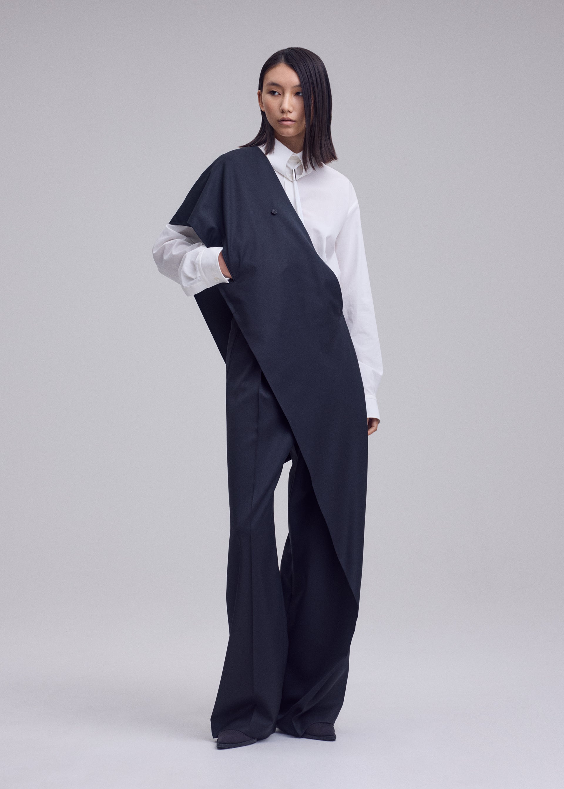 LUSTROUS WOOL PANTS、ウィメンズ_パンツ、着用画像4