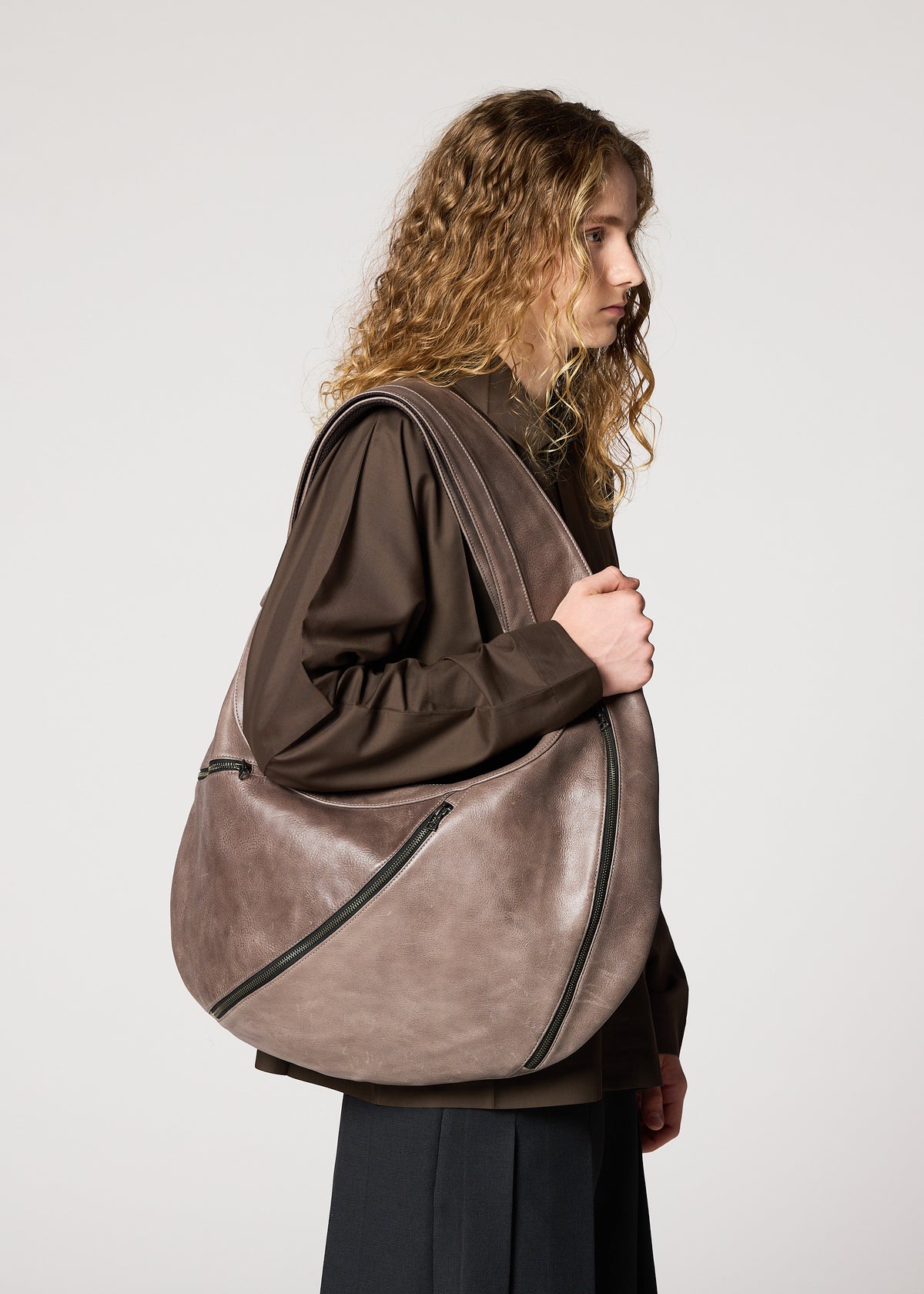 CARVED LEATHER BAG、バッグ&財布_ショルダーバッグ、着用画像1