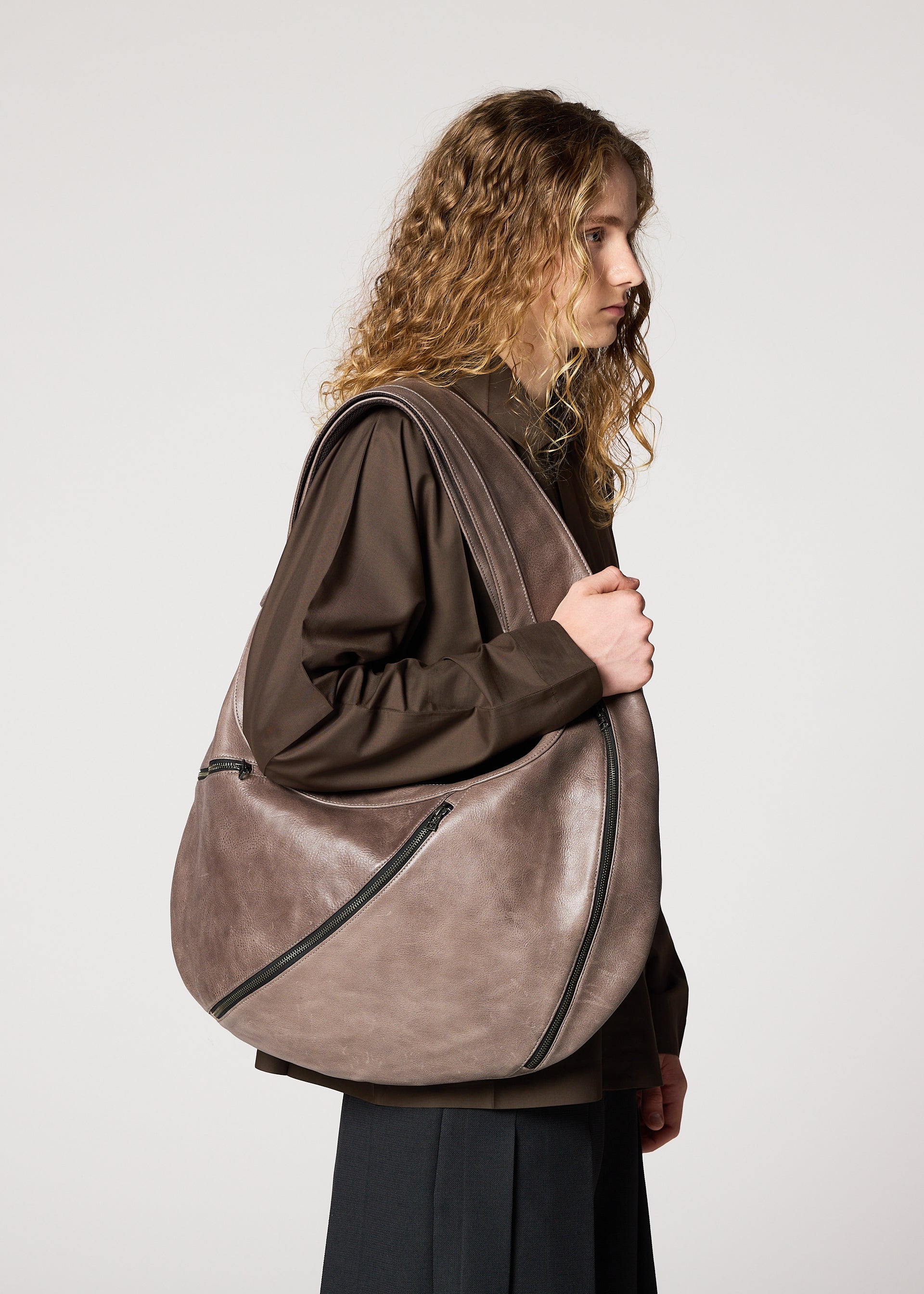 CARVED LEATHER BAG、バッグ&財布_ショルダーバッグ、着用画像1