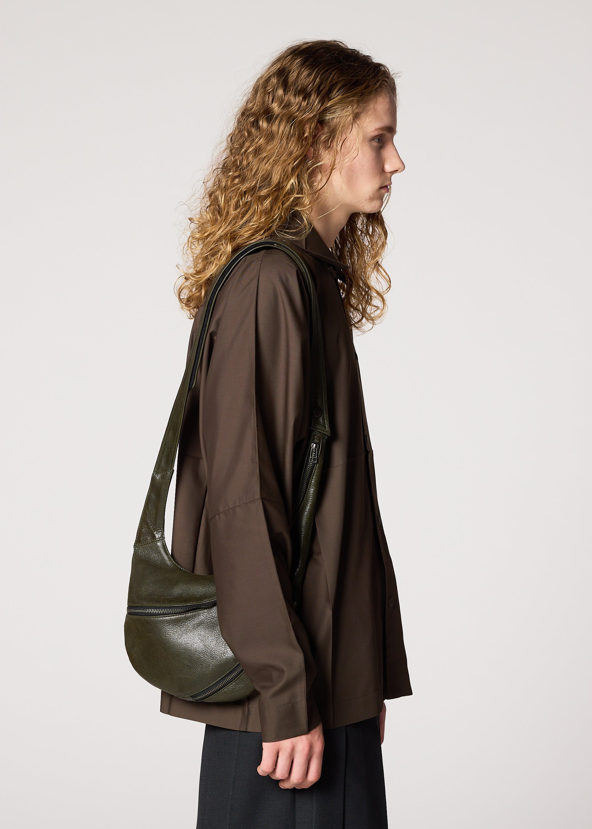 CARVED LEATHER BAG、バッグ&財布_ショルダーバッグ、着用画像1