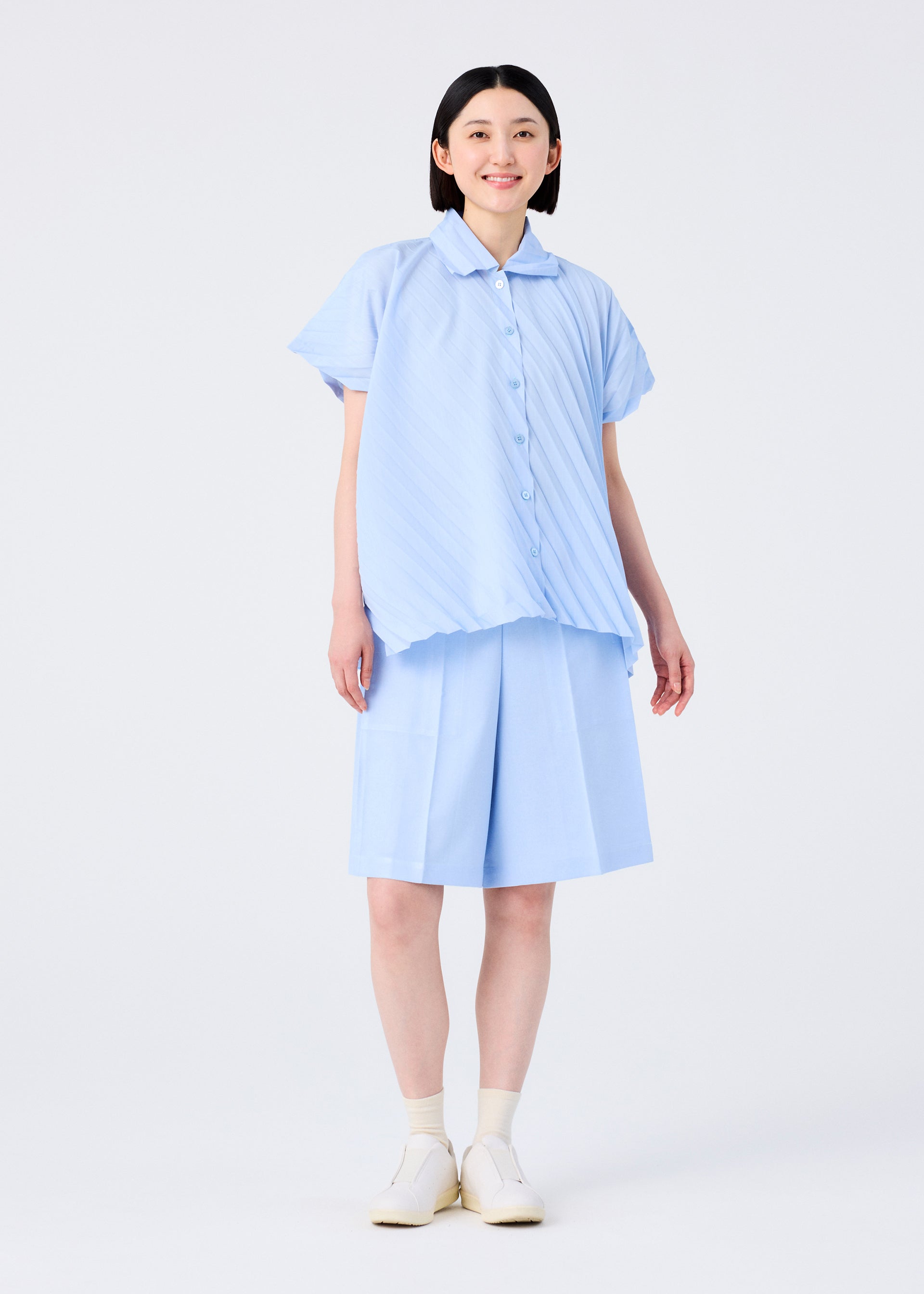 ANGLE PLEATS SHIRT、ウィメンズ_トップス_トップ、着用画像3