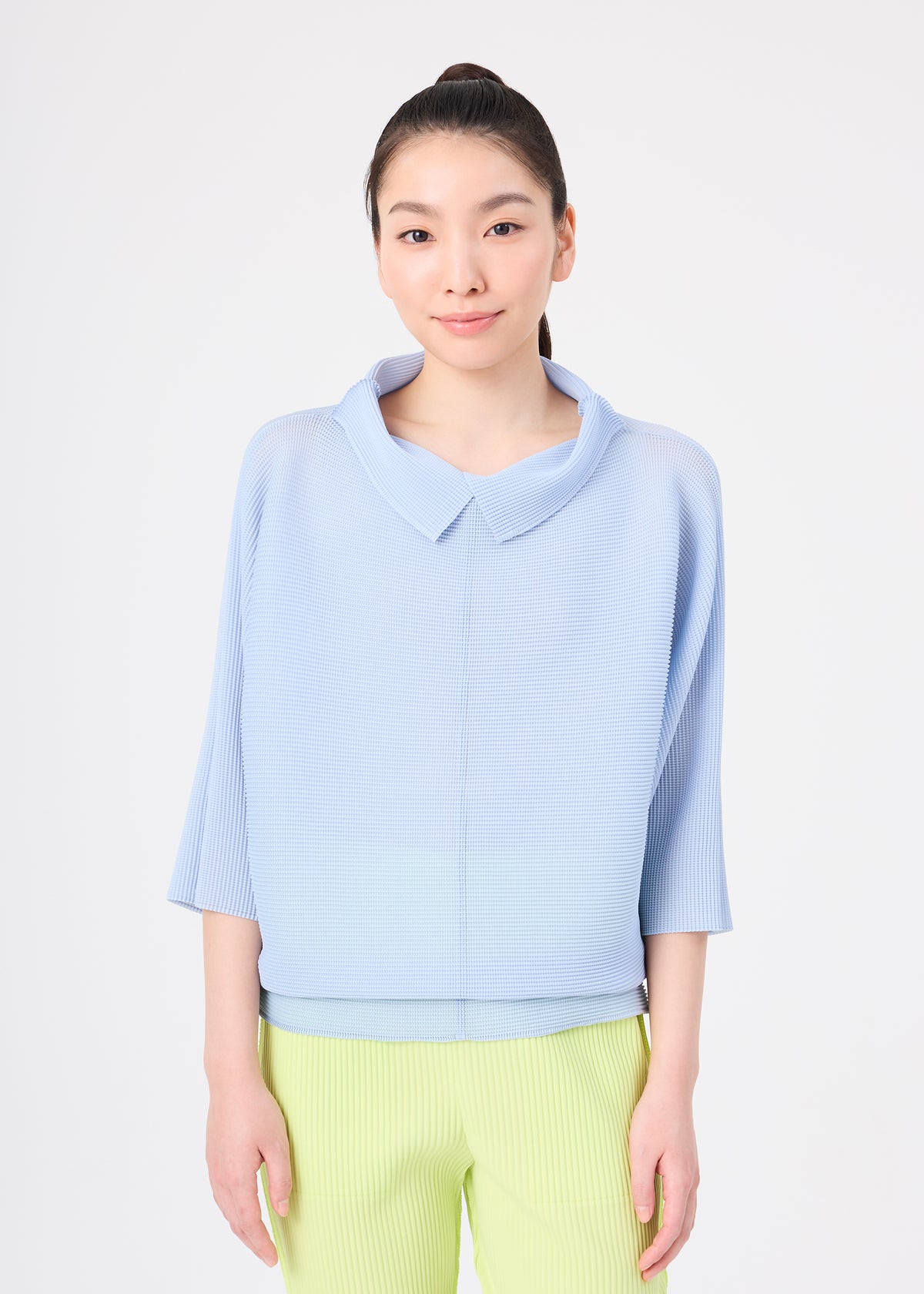 DOLMAN STRETCH PLEATS 1、ウィメンズ_トップス_トップ、着用画像1