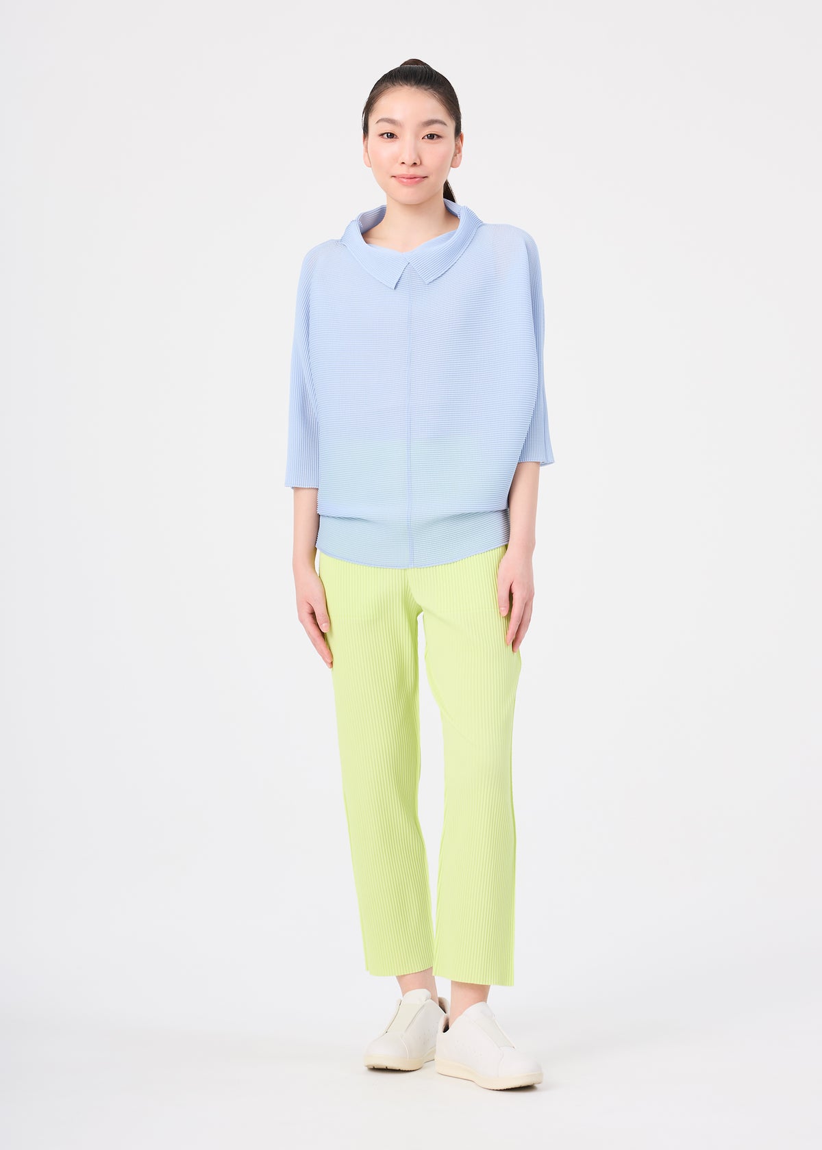 FINE KNIT PLEATS COLOR 1、ウィメンズ_パンツ、着用画像1