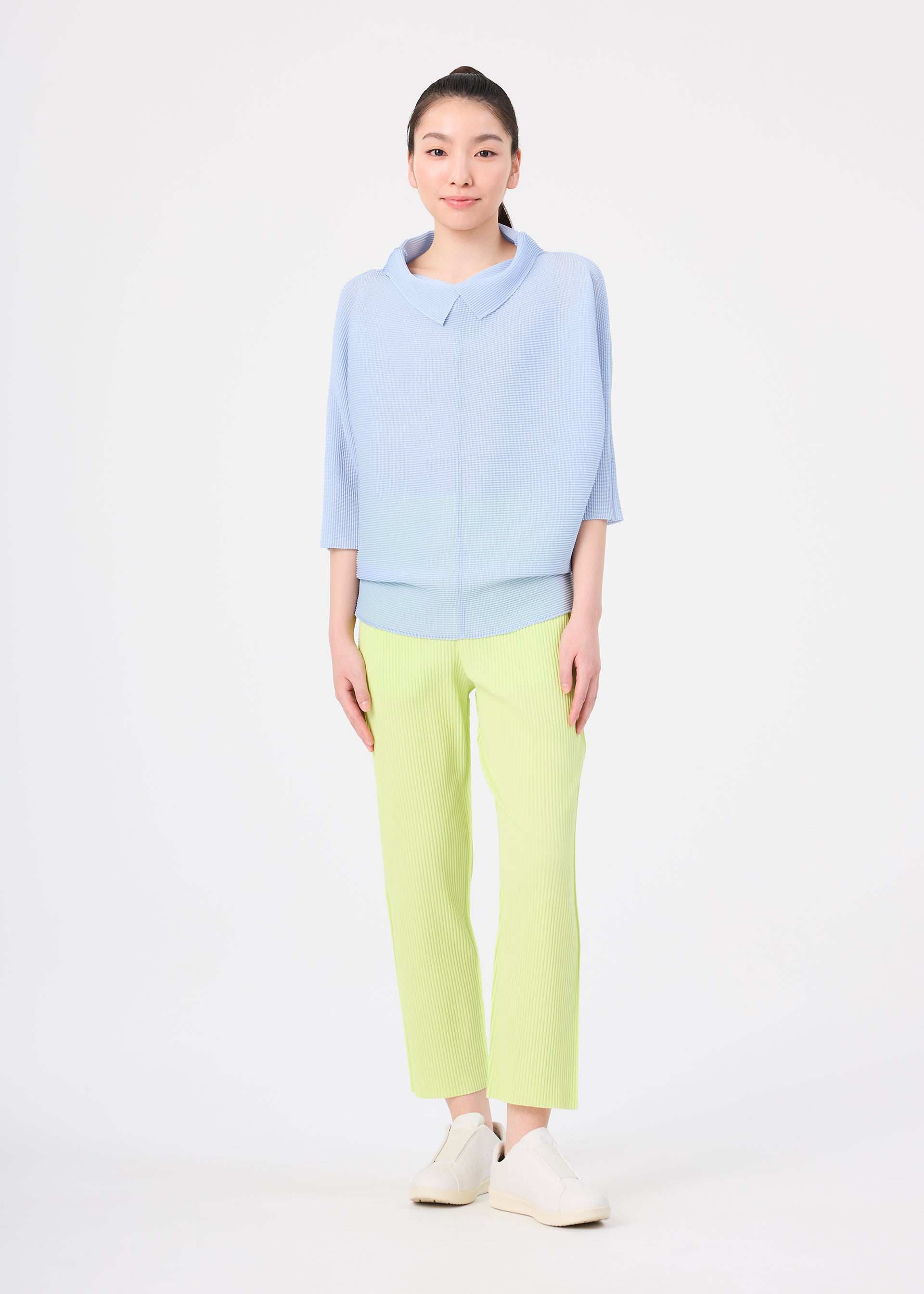 FINE KNIT PLEATS COLOR 1、ウィメンズ_パンツ、着用画像1