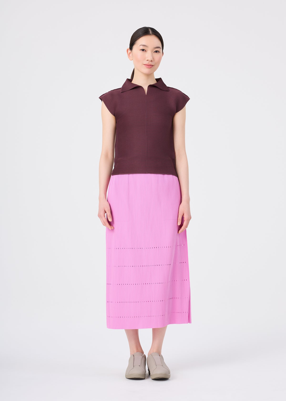 FINE KNIT PLEATS BOTTOM 1、ウィメンズ_スカート、着用画像1