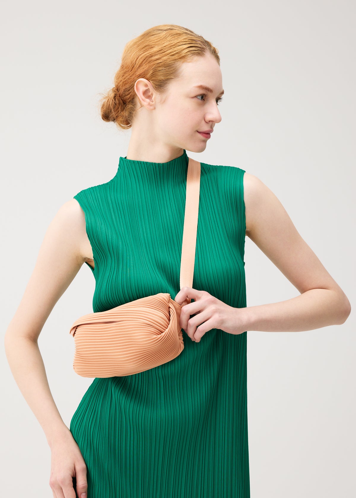 BIAS PLEATS WAIST BAG、バッグ&財布、着用画像2
