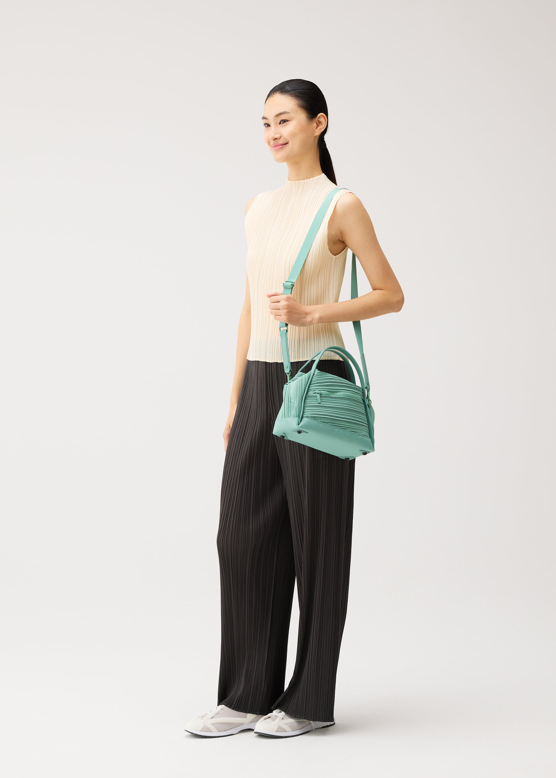 BIAS PLEATS BAG、バッグ&財布_ショルダーバッグ、着用画像2