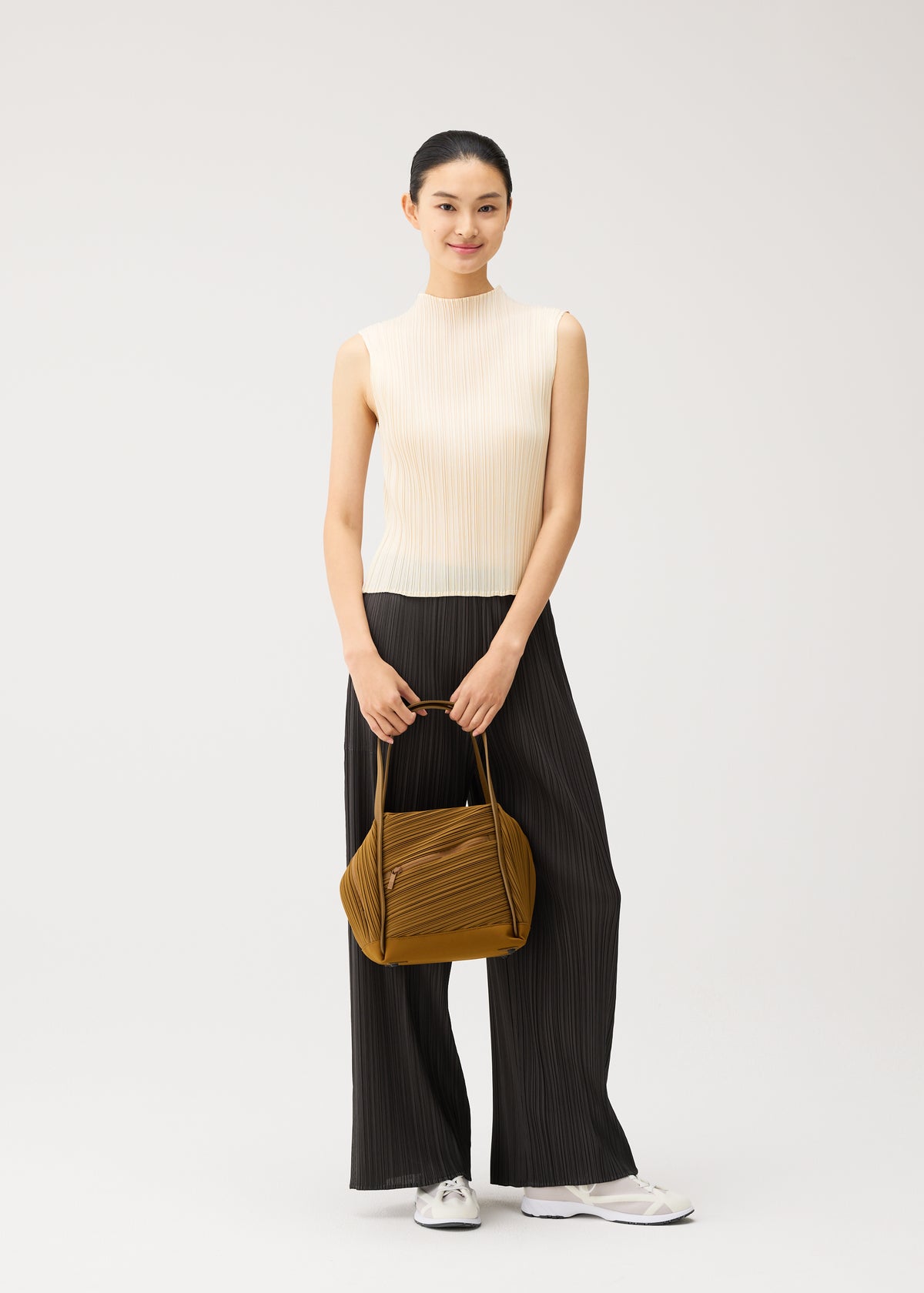 BIAS PLEATS BAG、バッグ&財布_ハンドバッグ、着用画像1